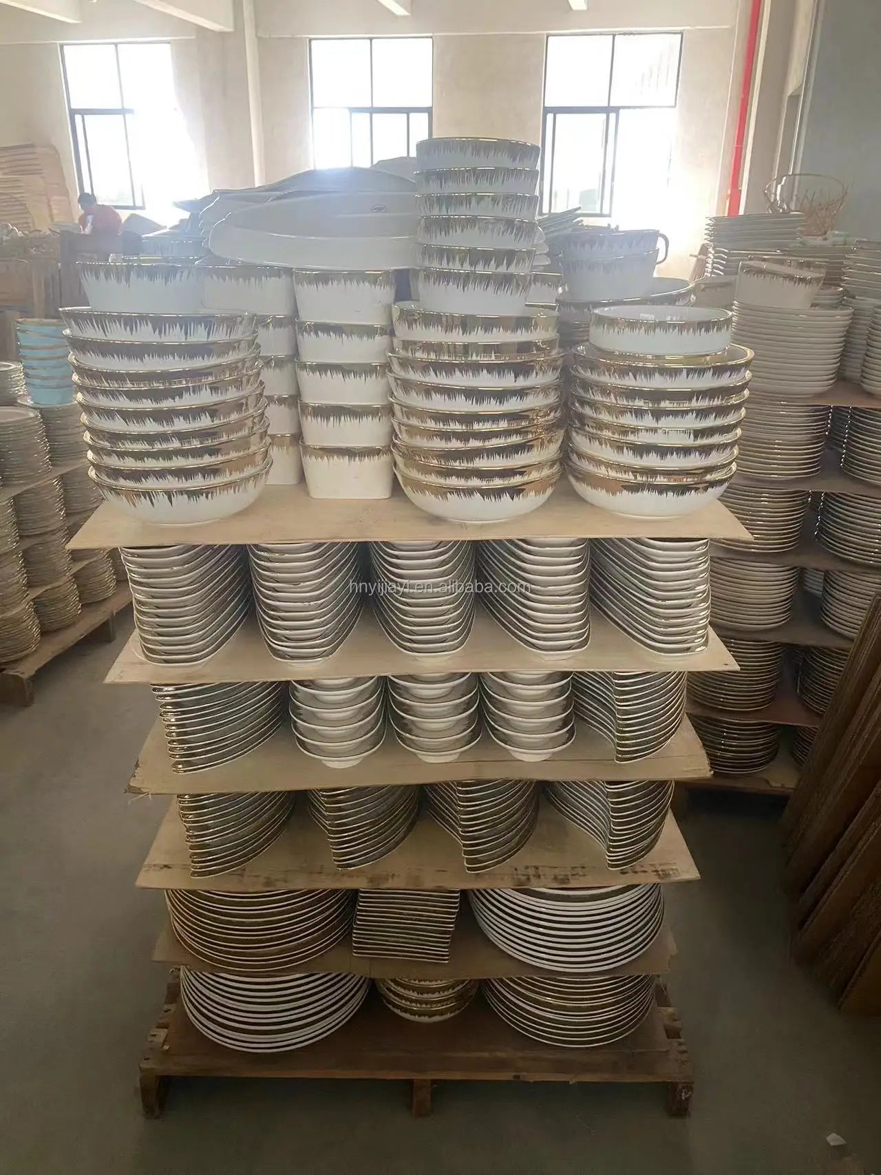 JIUWANG wholesale  Hot Sell Cheap Restaurant Plate With Gold Rim Ceramic Bowls Bulk Ceramic Plates Sell By Ton