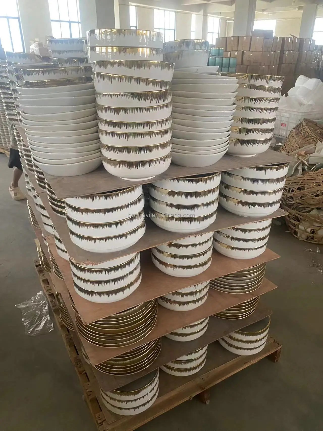 JIUWANG wholesale  Hot Sell Cheap Restaurant Plate With Gold Rim Ceramic Bowls Bulk Ceramic Plates Sell By Ton