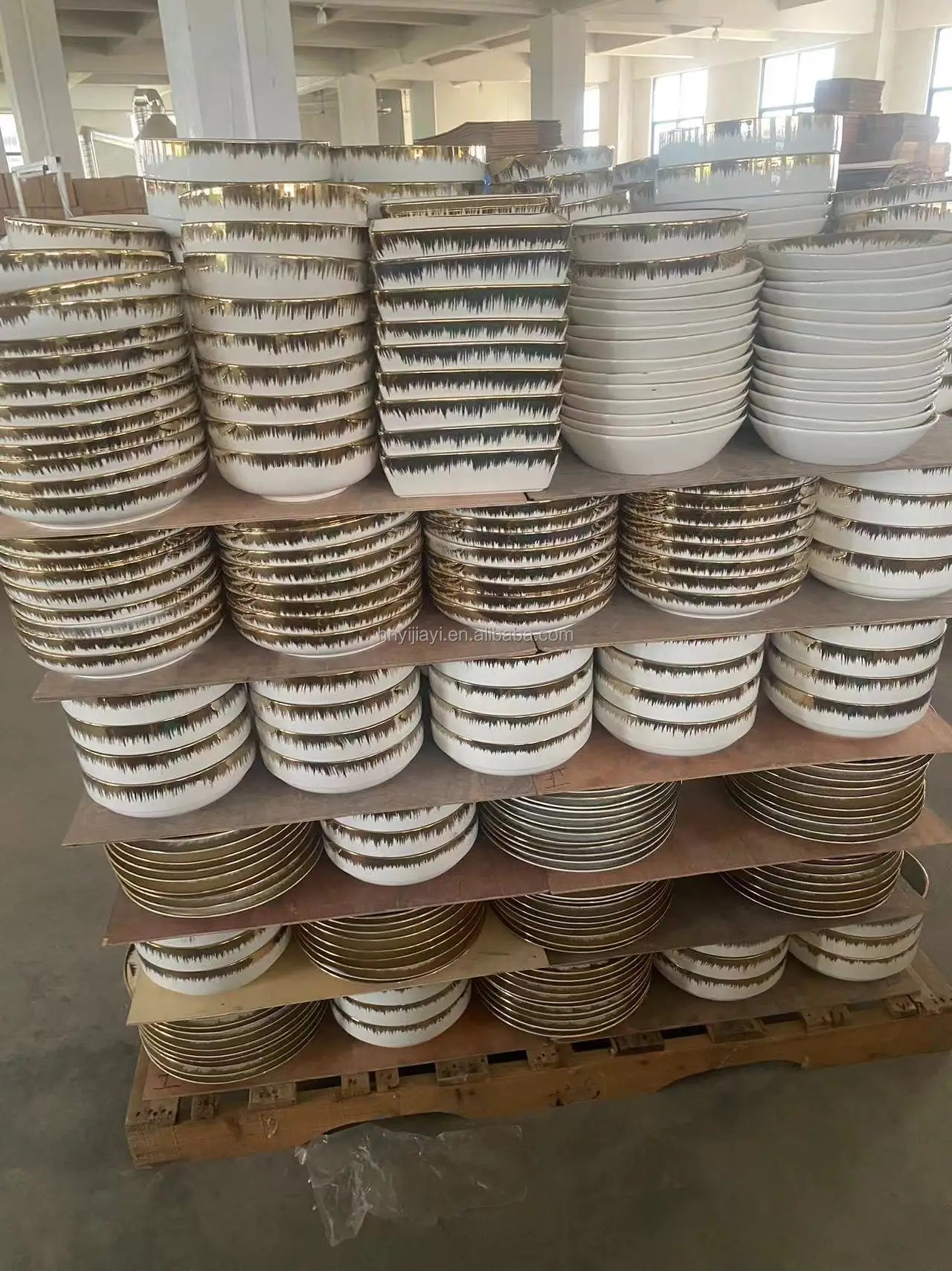 JIUWANG wholesale  Hot Sell Cheap Restaurant Plate With Gold Rim Ceramic Bowls Bulk Ceramic Plates dinner set	Sell By Ton