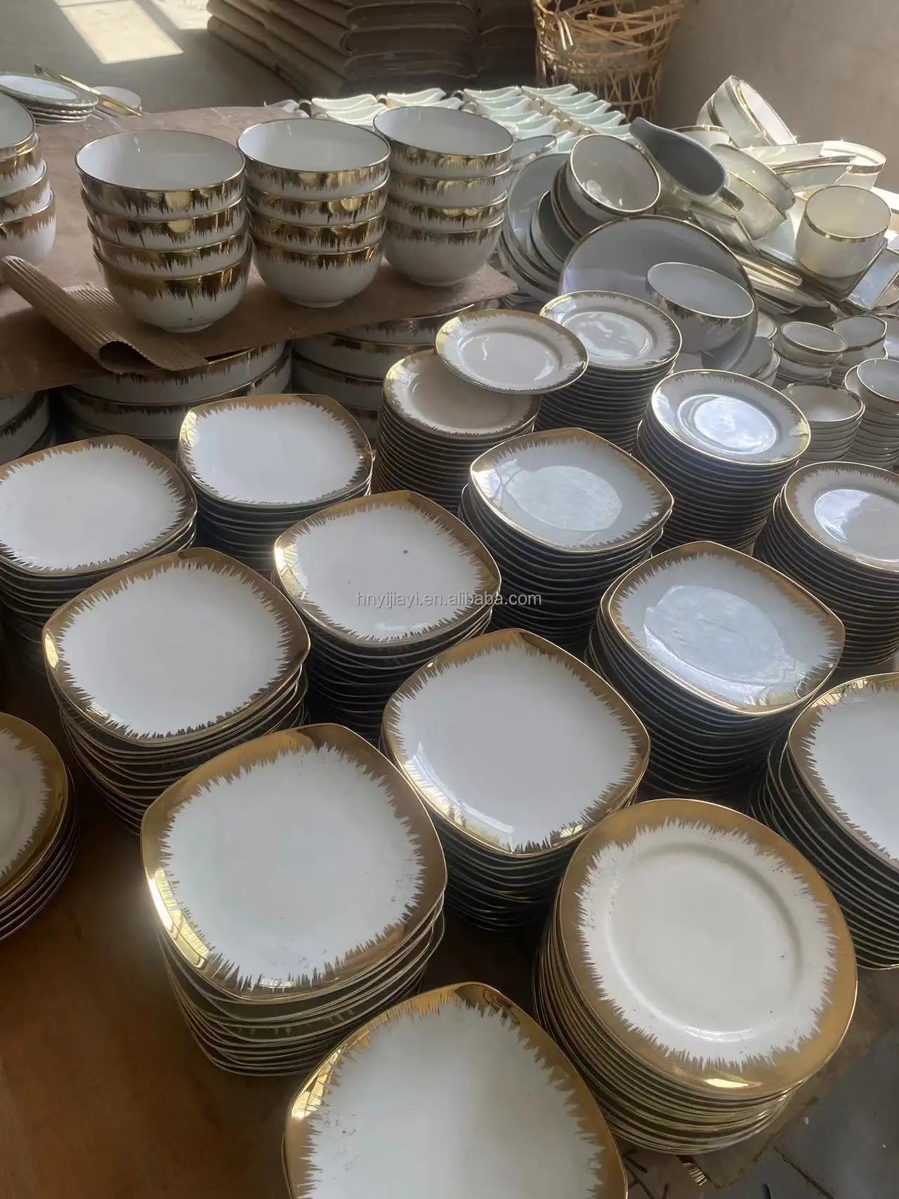 JIUWANG wholesale  Hot Sell Cheap Restaurant Plate With Gold Rim Ceramic Bowls Bulk Ceramic Plates dinner set	Sell By Ton