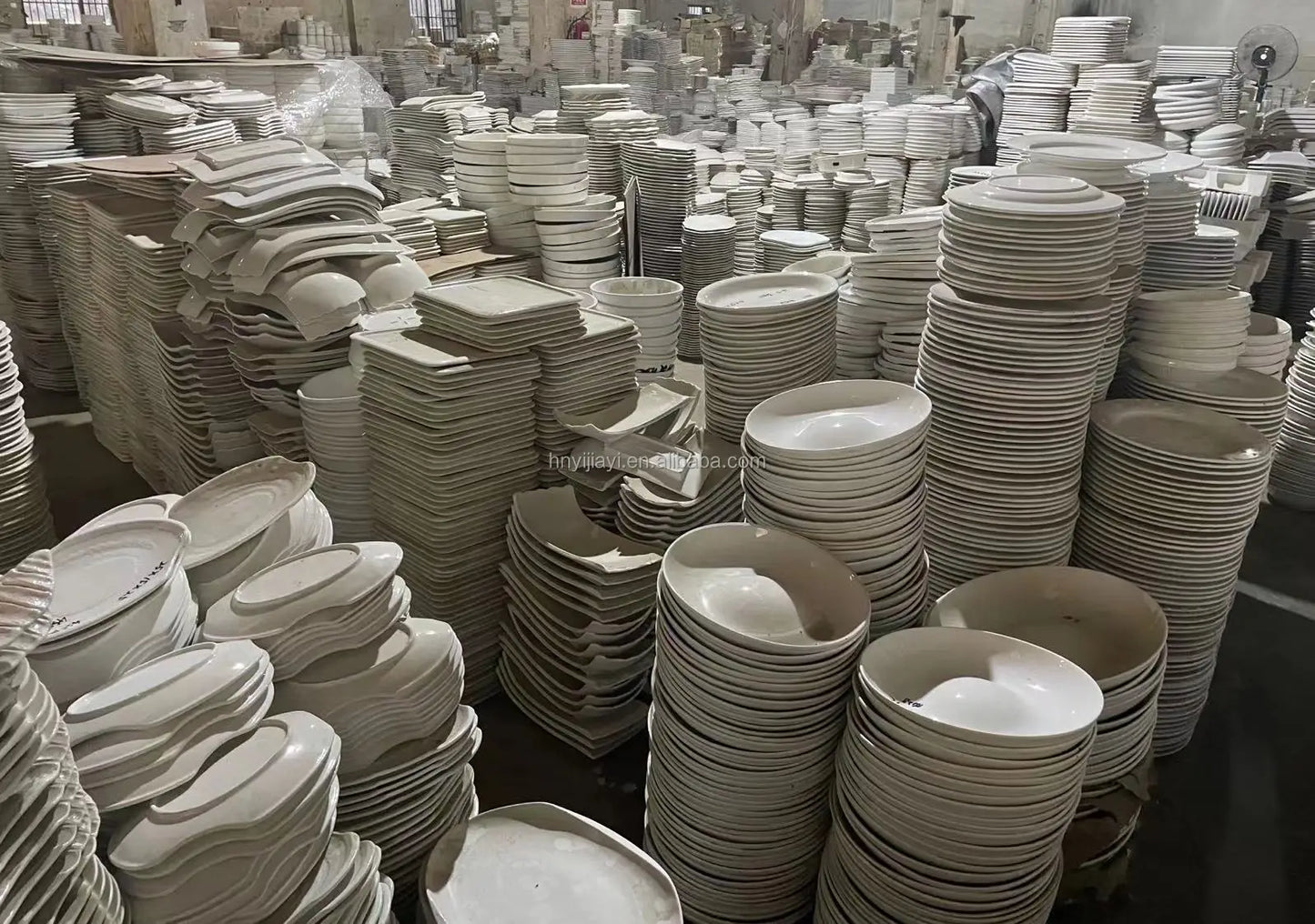 Hot Sell bulk Restaurant white color ceramic 9 inches square dinner plates stock lots Plates bowls saucers Sell By Ton