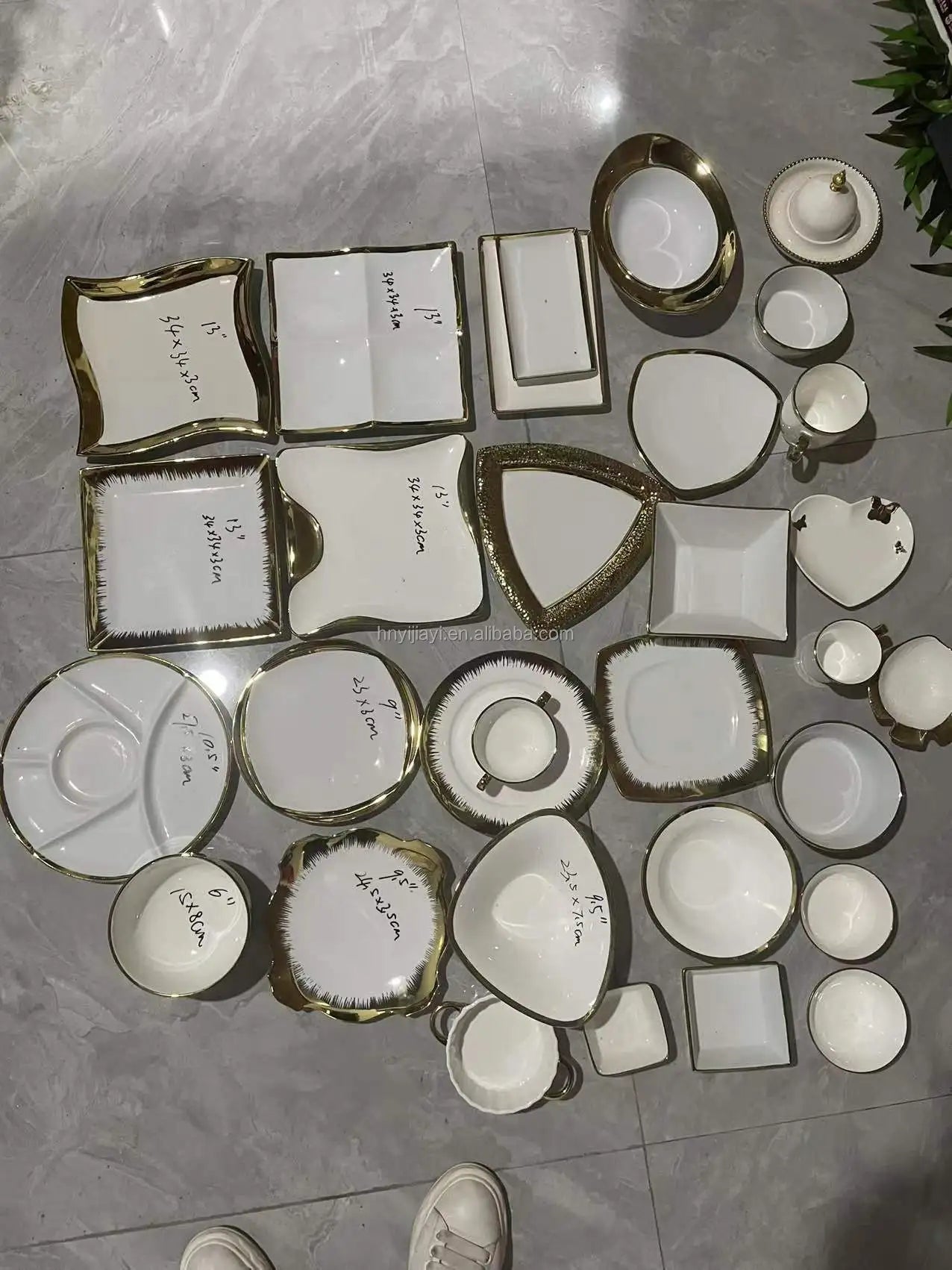 Hotel Tableware Direct Sell Modern Classic Luxury Kitchen Cabinet Ceramic Plates in Stock