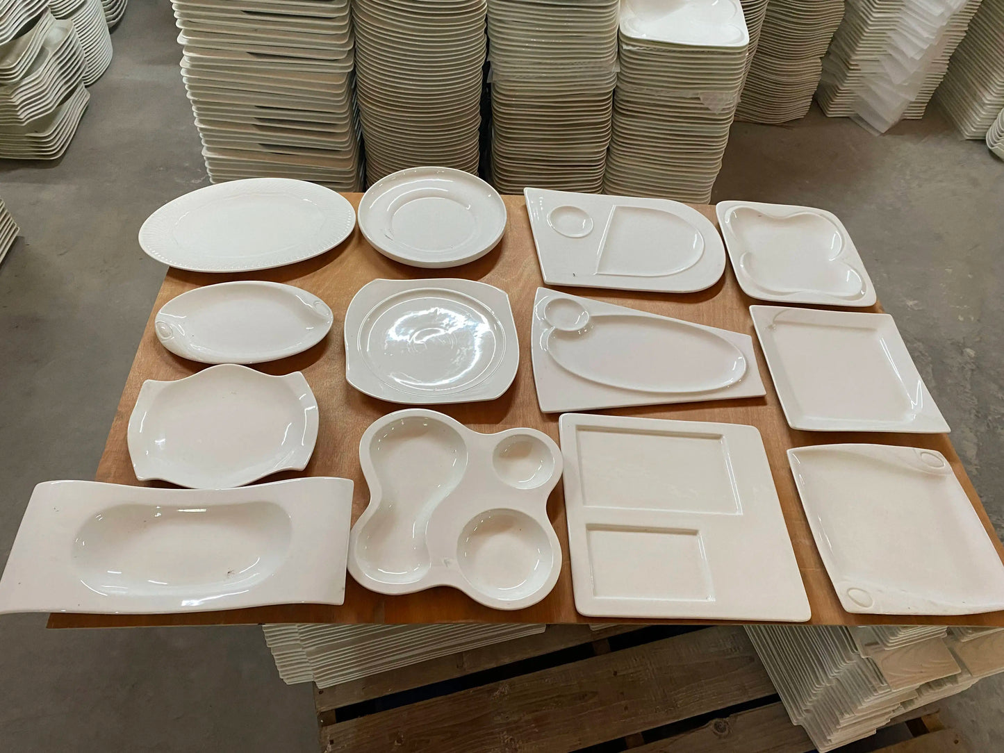 Hotel Tableware Direct Sell Modern Classic Luxury Kitchen Cabinet Ceramic Plates in Stock vaisselles en gros service a table