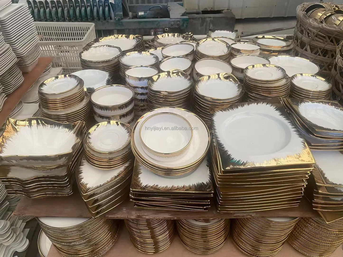 JIUWANG wholesale  Hot Sell Cheap Restaurant Plate With Gold Rim Ceramic Bowls Bulk Ceramic Plates dinner set	Sell By Ton